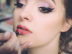 jenis macam warna lipstick cocok sesuai kulit merek branded kosmetik makeup bibir wanita cewek artis favorit paling disukai blogger
