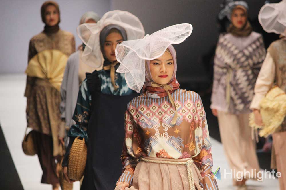 koleksi rancangan fashion designer jakarta fashion week jfw 2019 indonesia internasional kota dunia makeup look wardah brand merek kecantikan terkenal koleksi model gambar foto berita liputan terbaru