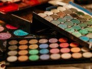 daftar nama brand makeup kosmetik artist kecantikan produk beauty blogger vlogger tutorial cara pemakaian bahan manfaat kegunaan jenis macam varian terbaru rilis produsen pabrik beli di mana toko advisor review