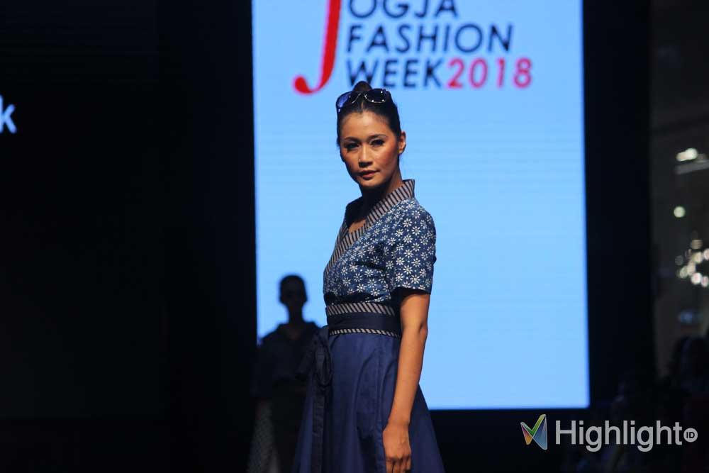liputan event foto gambar jogja fashion week 2018 desainer lokal merek branded indonesia koleksi model pakaian rancangan tema konsep terbaru show runway