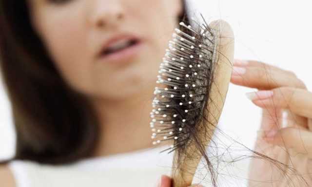 penyebab kenapa rambut kerontokan kebotakan tips cara bagaimana mengatasi mengurangi mengobati penumbuh alami dokter mencegah faktor hal pemicu