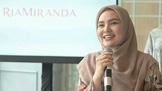 desainer fashion modest ria miranda indonesia merek pakaian brand muslimah koleksi baju terkenal populer satu dekade berkarya