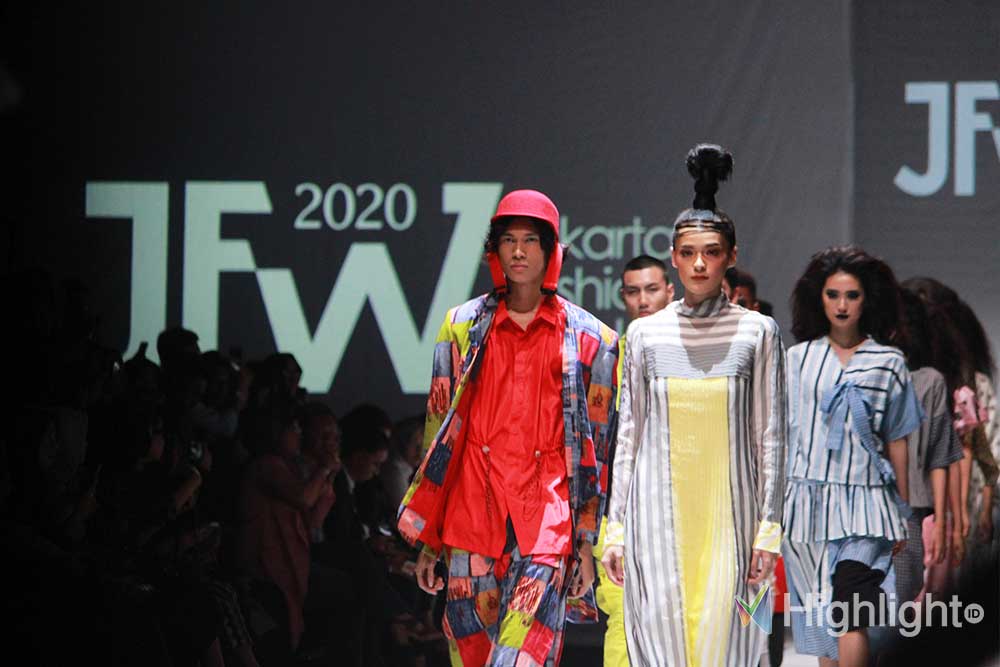 Jakarta Fashion Week (JFW) 2020 resmi digelar menampilkan ratusan designer