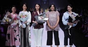 Rentique bersama desainer berpartisipasi di ajang Jakarta Fashion Week (JFW) 2020
