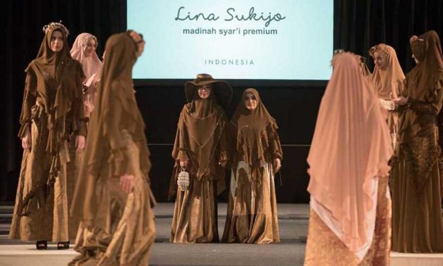 Desainer Lina Sukijo menampilkan koleksi pakaian muslimah di Amsterdam Modest Fashion Week 2019