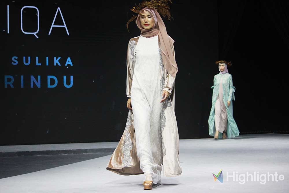 Desainer Lika Soegiman menampilkan koleksi terbaru di ajang Muslim Fashion Festival (MUFFEST) 2020