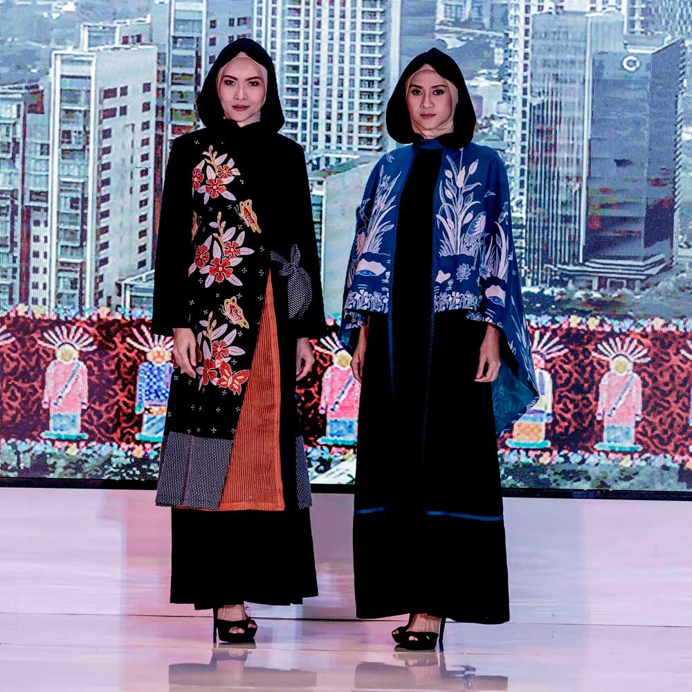 Desainer Wignyo Rahadi menampilkan koleksi Koleksi Batik Betawi Bertema Kleurrijk de Batavia