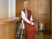 Indah Wahyu Wadani merupakan pemilik sekaligus desainer brand Ederra Indonesia. Merek fashion lokal ini menyediakan aneka macam produk modest terkini.