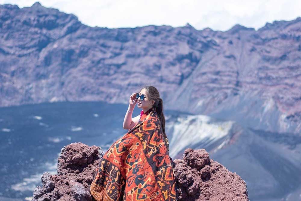 Sella Manda merupakan selebgram cantik yang hobi traveling dan naik gunung