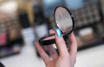 Tips cara membeli memilih jenis produk kosmetik makeup kecantikan paling aman tepat