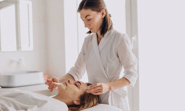 Tugas tanggung jawab terapis kecantikan kualifikasi syarat beauty therapist salon spa