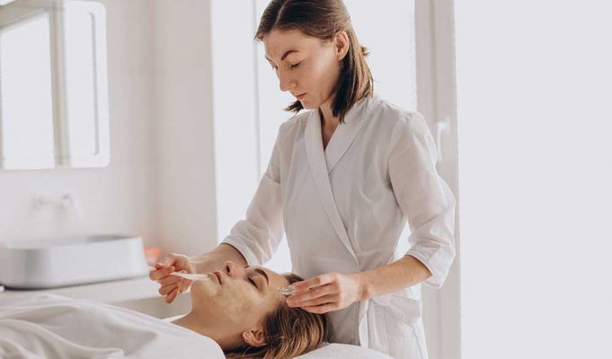 Tugas tanggung jawab terapis kecantikan kualifikasi syarat beauty therapist salon spa