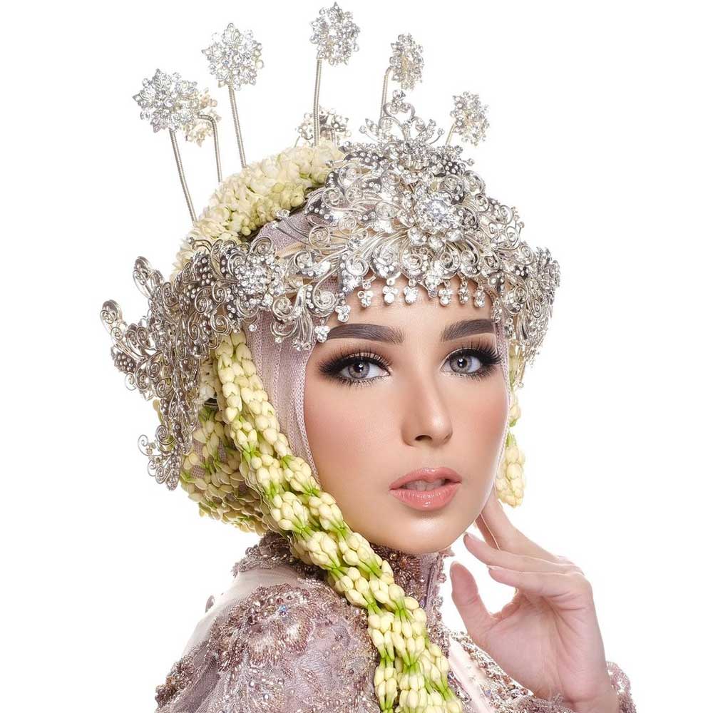 Bekerja sebagai makeup artist MUA profesional profil Dewi Tian jasa layanan tata rias penganting